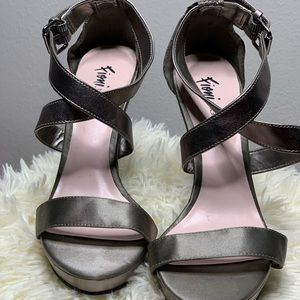 Glitter heels , never worn , size 6 1/2